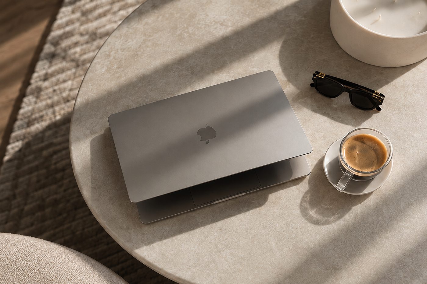 Arbeitsplatz mit Laptop und Espresso auf einem Marmortisch